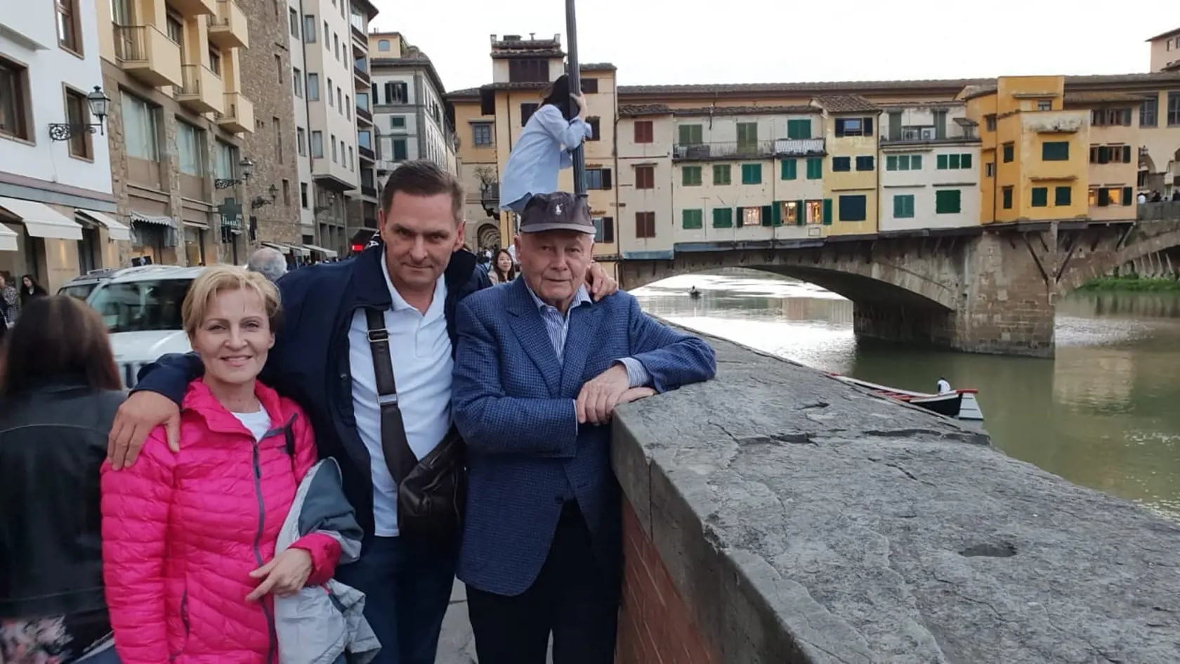 Ponte Vecchio je stredoveký most cez rieku Arno v talianskom meste Florencia. Most tvoria tri klenbové polia. Stredné a hlavné pole má rozpätie 30 m a dve bočné 27 m. Výstavba mosta prebiehala v rokoch 1335 - 1345. Počas druhej svetovej vojny nebol most zničený, na rozdiel od ostatných mostov vo Florencii. V roku 1966 poškodila most veľká povodeň.