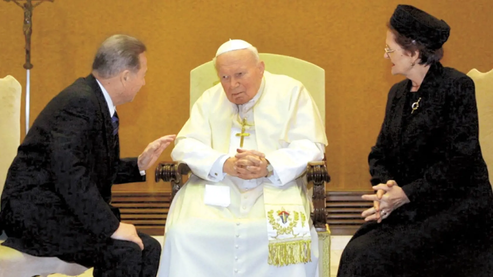 Ako málokto: Rudolf Schuster s manželkou Irenkou a uprostred pápež Ján Pavol II. Stretli sa dovedna trinásťkrát, z toho osemkrát oficiálne.