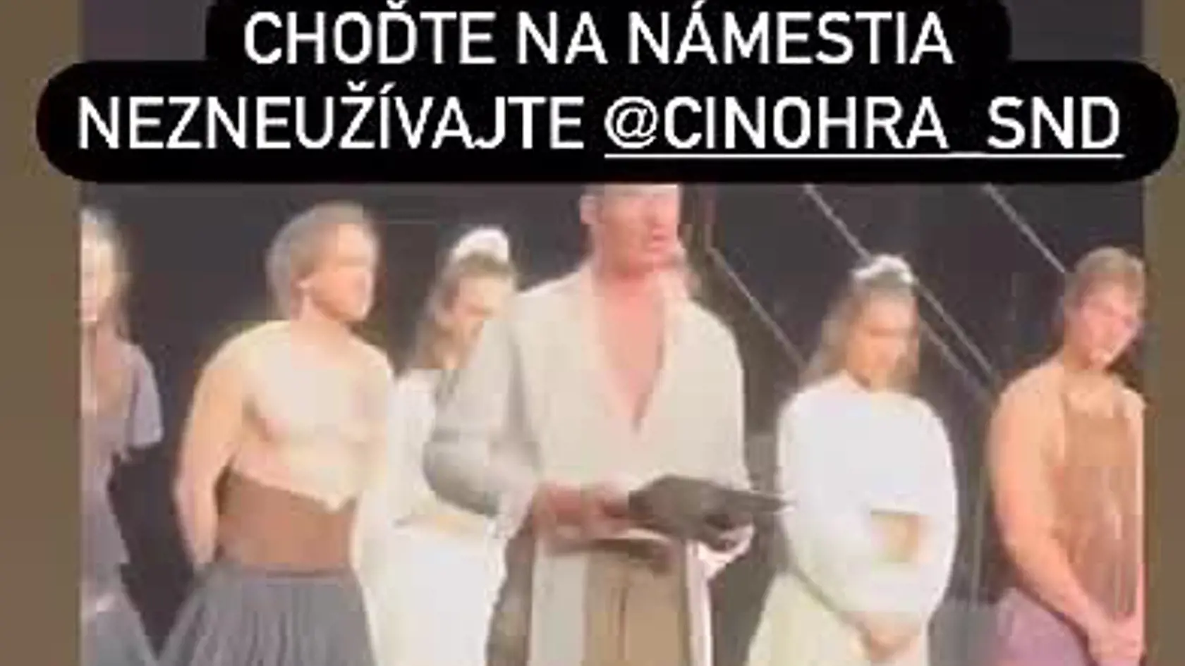 V SND sa odohrala zvláštna situácia, keď exposlankyňa Romana Tabaková mala potrebu verejne vystúpiť a skritizovať hercov. Posiela ich protestovať na námestia, nie do divadla.