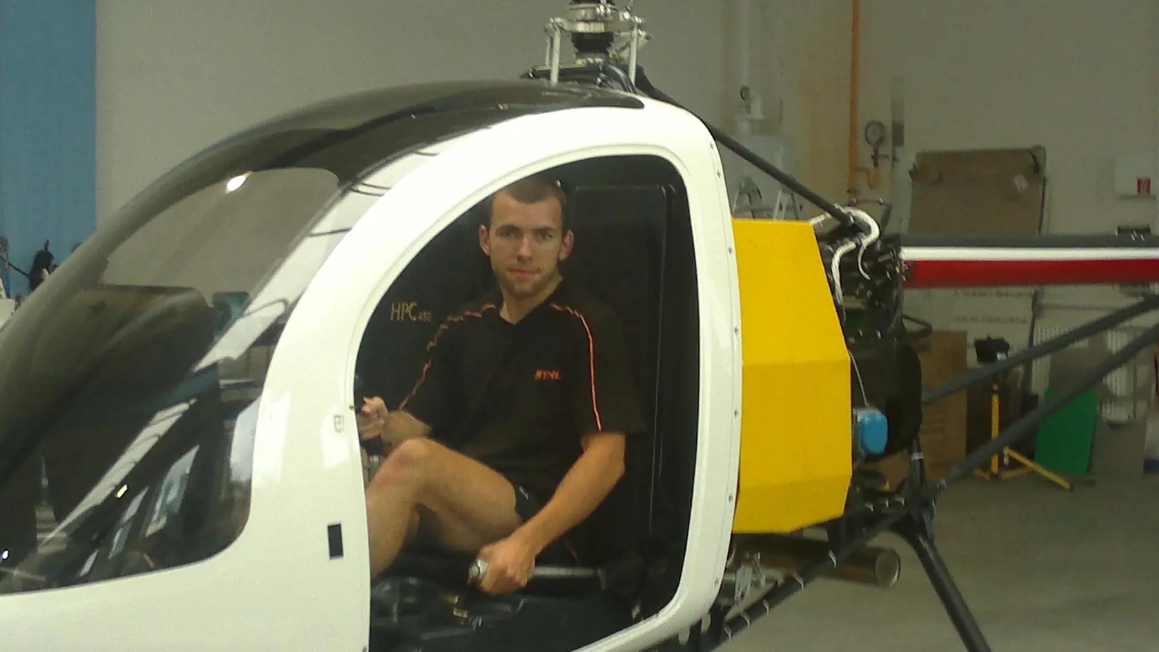 Jeho koníčkom ako vyštudovaného avionika sú lietadlá.