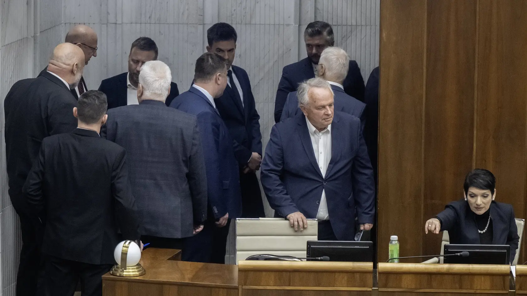 Poslanci Národnej rady (NR) SR počas tajného hlasovania predsedu parlamentu na 33. schôdzi NR SR 26. marca 2025 v Bratislave. Poslanci NR SR pristúpili v stredu podvečer k voľbe predsedu parlamentu a k voľbe predsedu Výboru NR SR pre pôdohospodárstvo a životné prostredie. Volia ich v tajnom hlasovaní. Na post šéfa NR SR kandiduje podpredseda Hlasu-SD Richard Raši, na jeho zvolenie je potrebných aspoň 76 hlasov. FOTO TASR - Martin Baumann