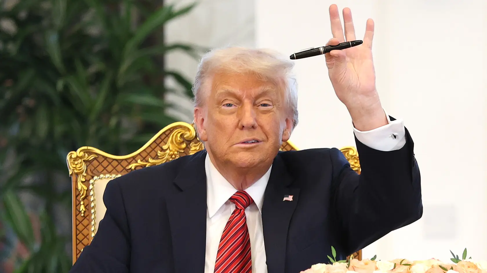 Podľa Trumpa by bolo neprijatie daru hlúpe.