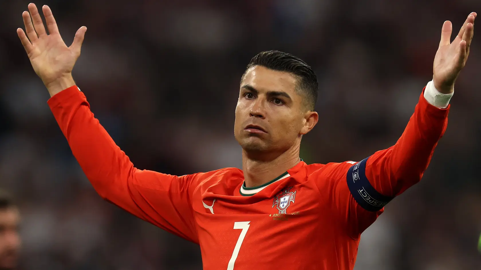 Cristiano Ronaldo v drese Portugalska gestikuluje.