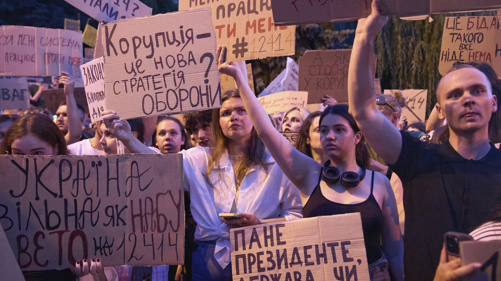 Po schválení legislatívy vypukli rozsiahle protesty vo viacerých ukrajinských mestách - najväčšie od začiatku ruskej invázie.