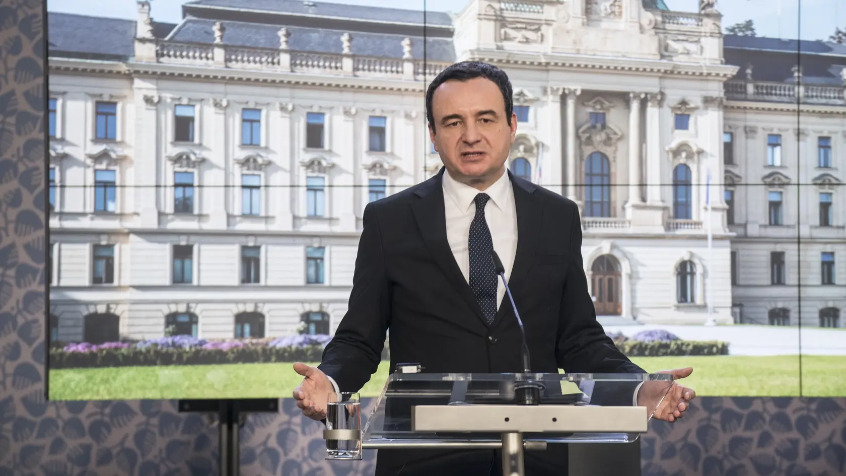 Kosovský premiér Albin Kurti počas spoločnej tlačovej konferencie s českým ministrom pre európske záležitosti Mikulášom Bekom (nie je na snímke) v Prahe vo štvrtok 15. decembra 2022. Kurti odovzdal Bekovi prihlášku Kosova do Európskej únie. Česko v tomto polroku predsedá Rade EÚ.