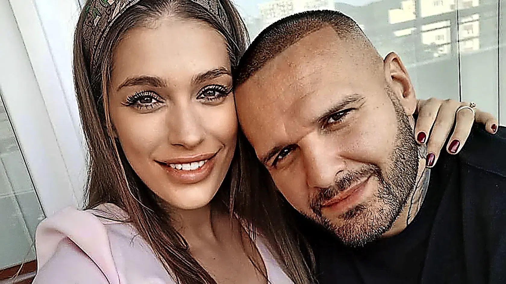 Rytmus a jeho manželka majú „ťahať späť na Slovensko“. 