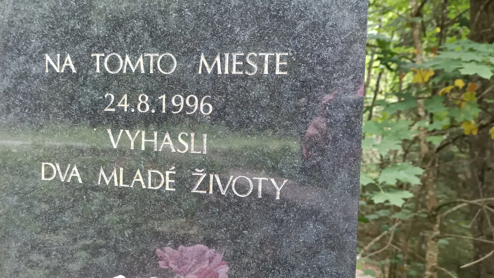 Nápis na pomníku.