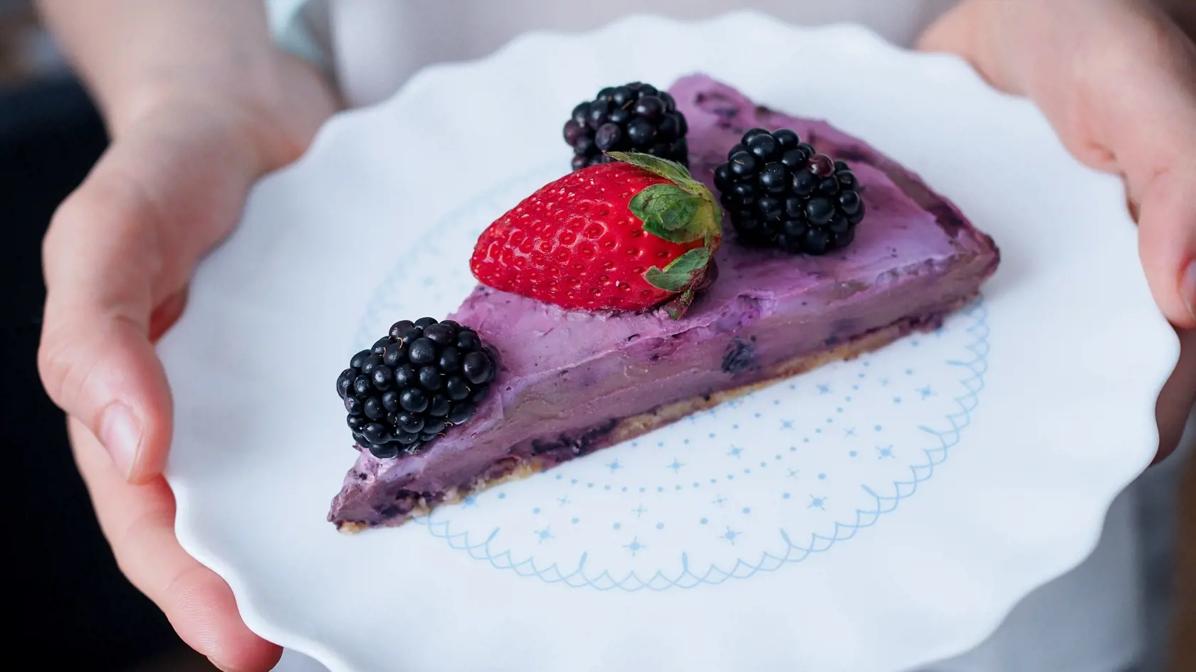 Nepečený čoko-čučoriedkový cheesecake