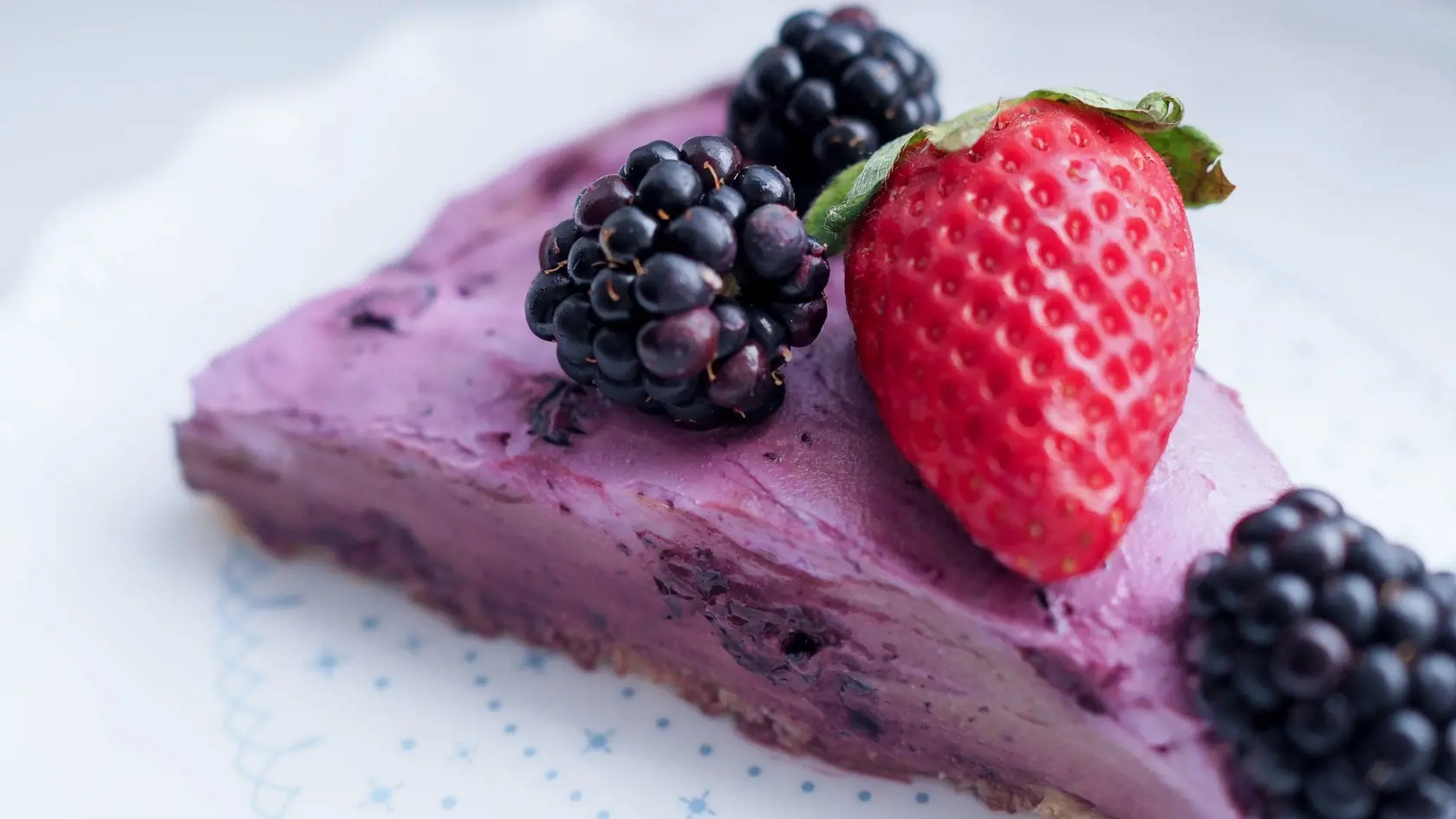Nepečený čoko-čučoriedkový cheesecake