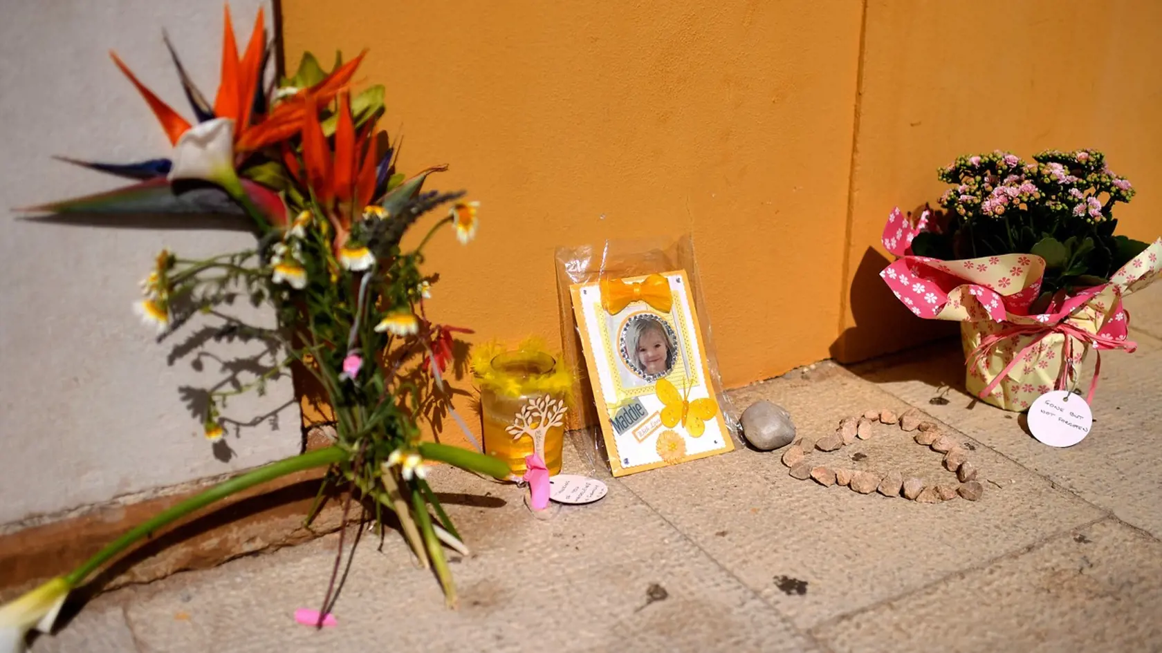 Pri príležitosti 10. výročia od zmiznutia Maddie, ľudia kládli na mieste jej posledného výskytu kvety.