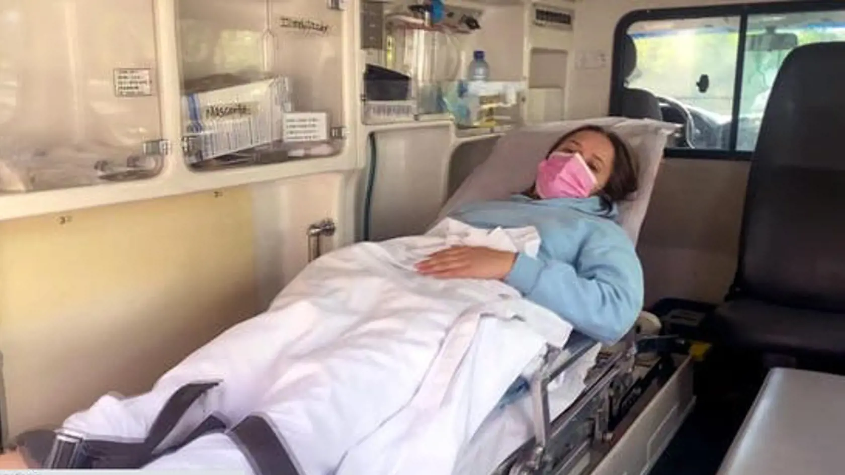 Mladšia Shania (17) si už skoro všimla, že jej veľkej sestre sa nedarí obzvlášť dobre. Jej nevoľnosti neustúpili ani v sobotu večer. Naopak,  18-ročnej Davine sa zdravotný stav každou hodinou zhoršoval. „Páni, to bola noc, skutočná nočná mora,“ opísala udalosti Carmen. Situácia nevyzerala lepšie ani na druhý deň ráno. Rodina nakoniec nevidela inú možnosť, ako zavolať záchranku.