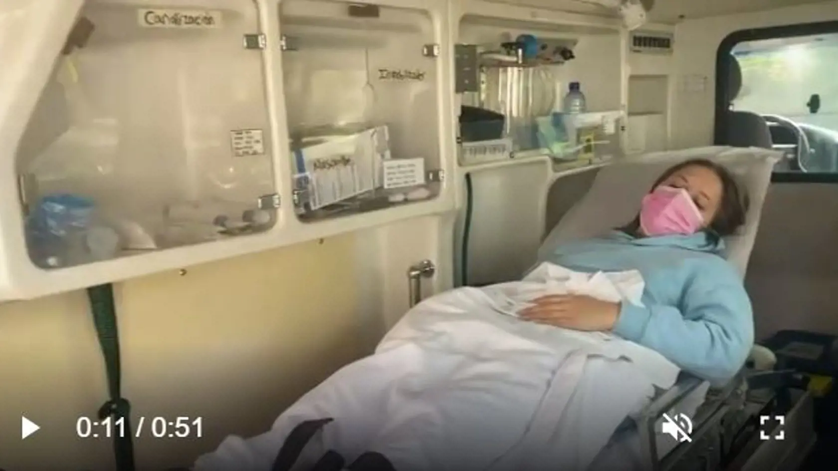 Ošetrujúci lekár mal v jej prípade  podozrenie na ťažkú ​​otravu jedlom. Viac podrobností však budú môcť povedať až po podrobnom krvnom teste. „Dostala infúzie a ani to jej už nepomohlo,“ uviedla viditeľneznepokojená Carmen, ktorá sa presunula spolu s dcérou do nemocnice.