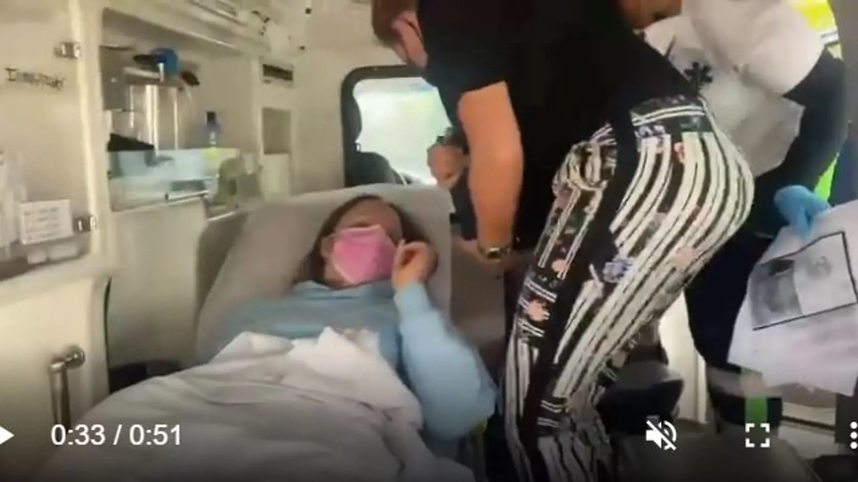 Mladšia Shania (17) si už skoro všimla, že jej veľkej sestre sa nedarí obzvlášť dobre. Jej nevoľnosti neustúpili ani v sobotu večer. Naopak,  18-ročnej Davine sa zdravotný stav každou hodinou zhoršoval. „Páni, to bola noc, skutočná nočná mora,“ opísala udalosti Carmen. Situácia nevyzerala lepšie ani na druhý deň ráno. Rodina nakoniec nevidela inú možnosť, ako zavolať záchranku.