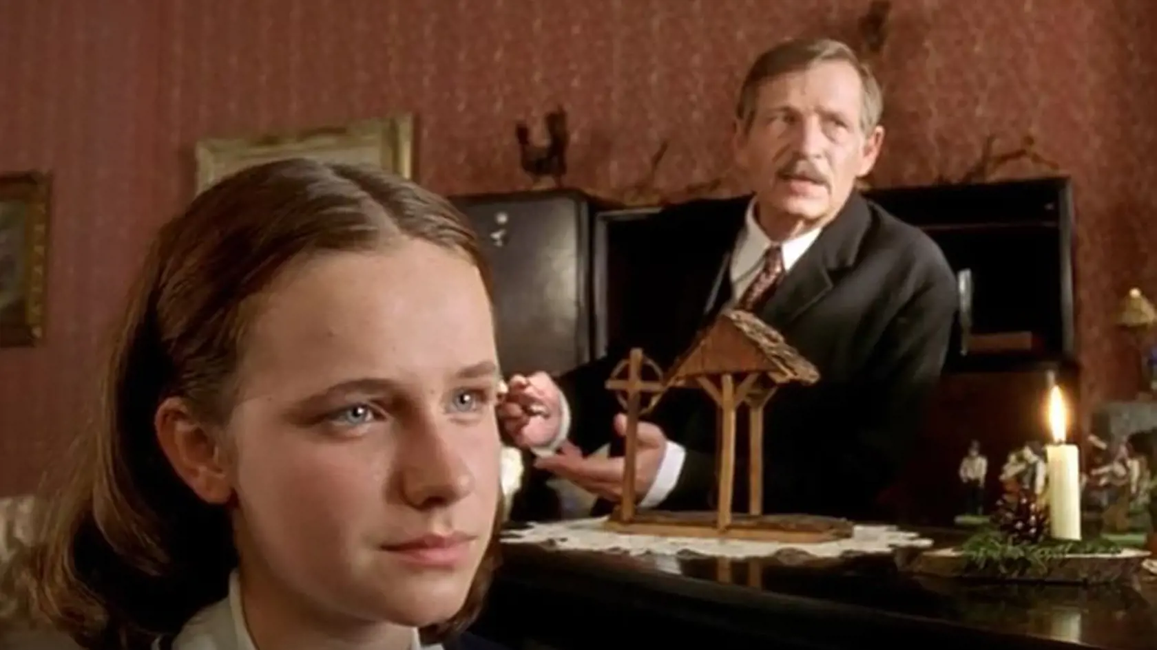 Kristýna Nováková ako Jindřiška vo filme Pelíšky s filmovým otcom Jiřím Kodetom.