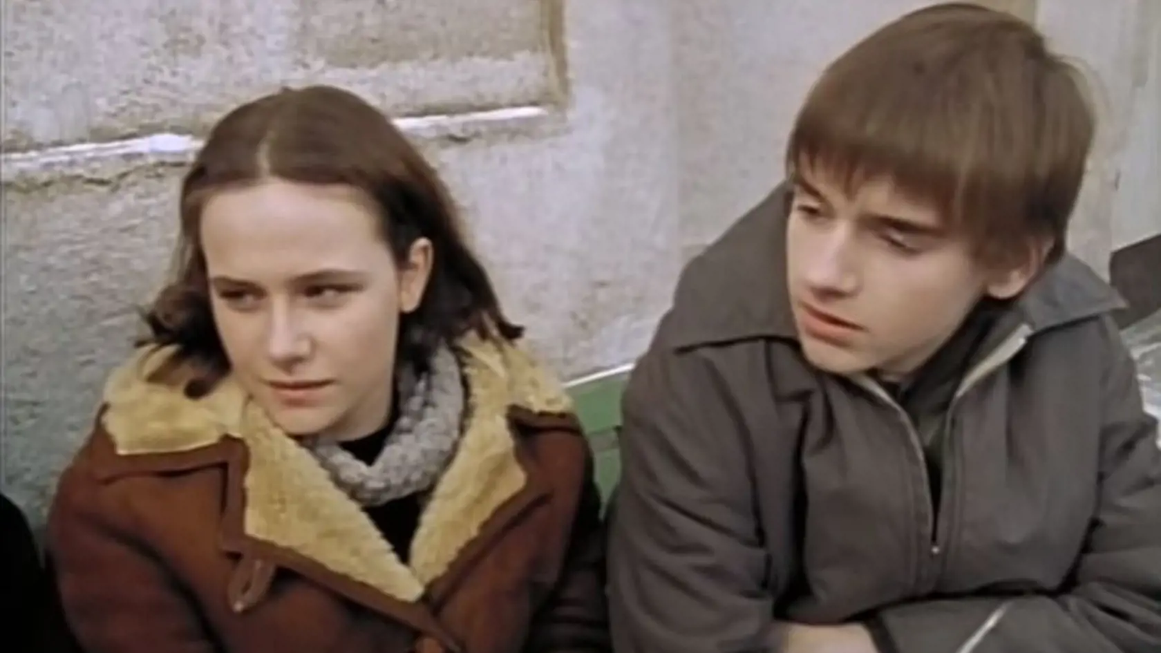 Kristýna Nováková ako Jindra  so susedom Michalom Šebkom vo filme Pelíšky