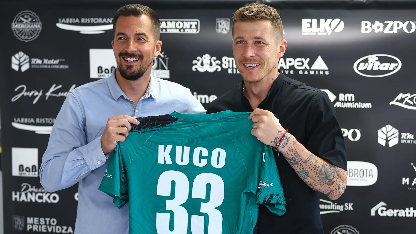 Na snímke zľava športový riaditeľ FC Baník Prievidza Štefan Pekár a futbalista Juraj Kucka.