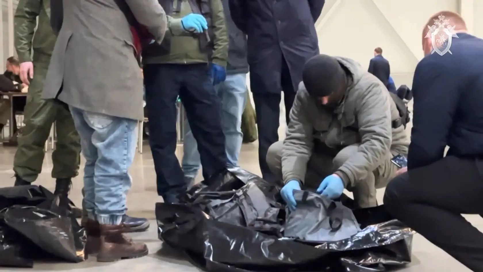 JB 21 Moskva - Na snímke z videa vyšetrovatelia z Vyšetrovacieho výboru Ruska s ďalšími bezpečnostnými zložkami pracujú na mieste teroristického útoku na budovu koncertnej sály Crocus City Hall v západnej časti Moskvy 23. marca 2024. Pri piatkovom útoku ozbrojencov na koncertnú halu na predmestí Moskvy zahynulo najmenej 93 ľudí, uviedol v sobotu ruský vyšetrovací výbor. Pôvodne uvádzaný počet obetí bol viac ako 40, informuje agentúra AFP s odvolaním sa na ruské tlačové agentúry. "Momentálne sa