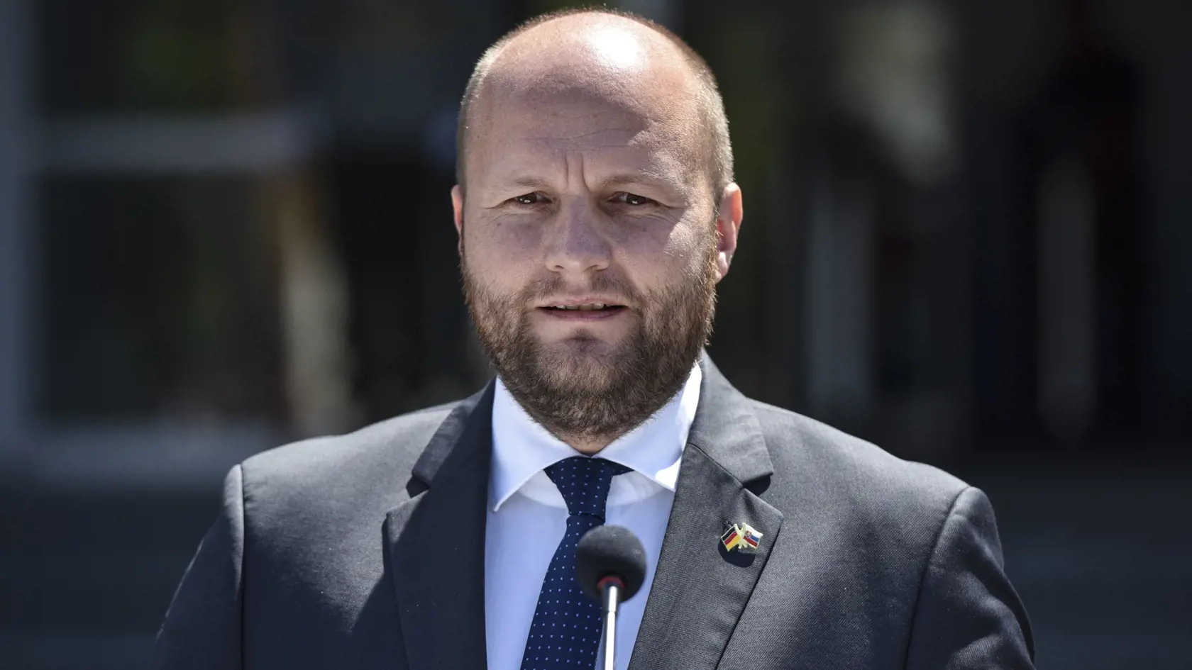 Na snímke minister obrany SR Jaroslav Naď počas spoločnej tlačovej konferencie so svojou nemeckou rezortnou kolegyňou Annegretou Krampovou - Karrenbauerovou (nie je na snímke) v Bratislave v piatok 17. júla 2020.
