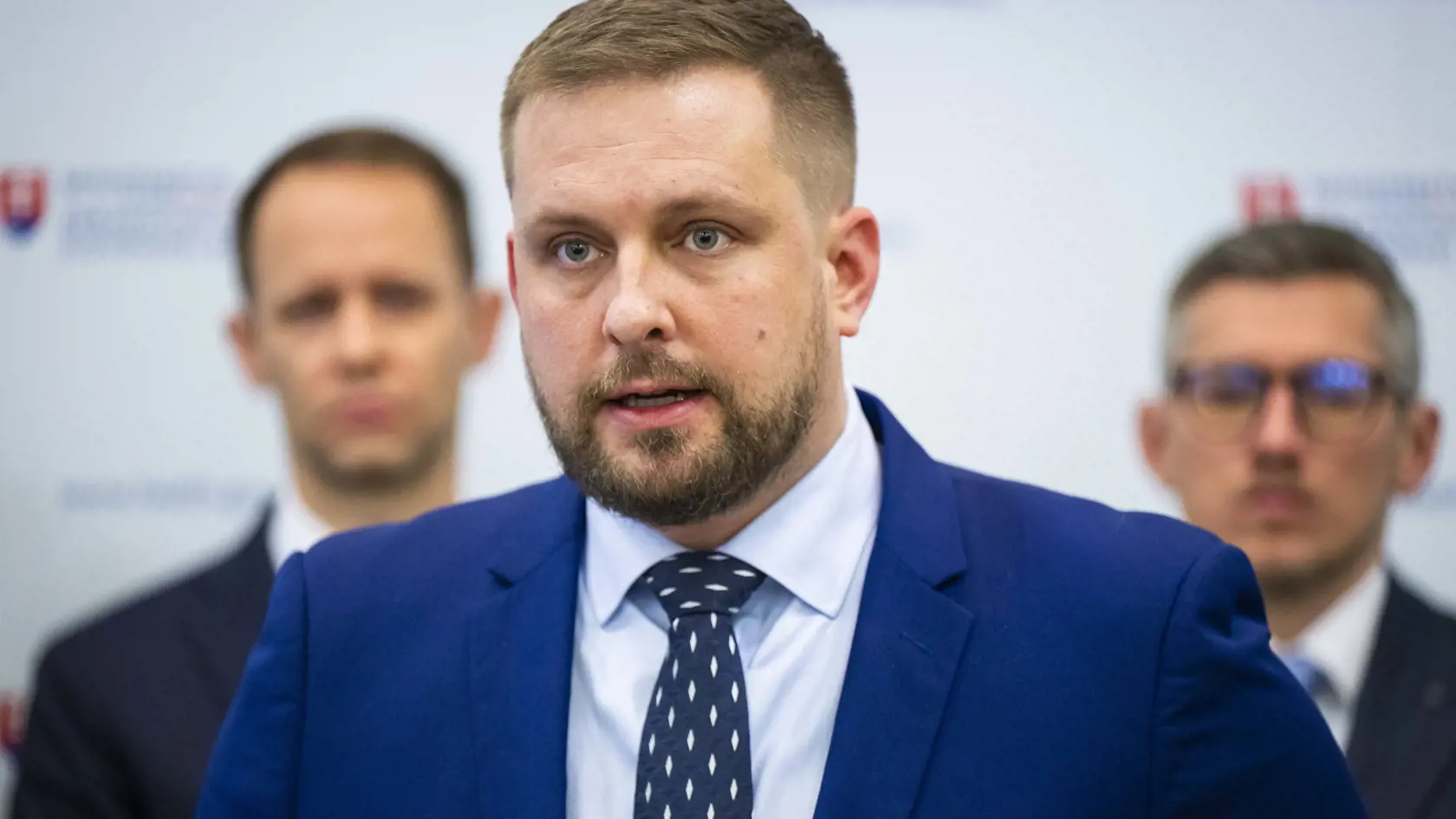 Na snímke zľava generálny riaditeľ Všeobecnej zdravotnej poisťovne (VšZP) Matúš Jurových, minister zdravotníctva SR Kamil Šaško (HLAS-SD) a štátny tajomník ministerstva zdravotníctva SR Michal Štofko počas tlačovej konferencie k zhodnoteniu štyroch mesiacov vo funkcii a hospodáreniu VšZP 11. februára 2025 v Bratislave. FOTO TASR – Jakub Kotian