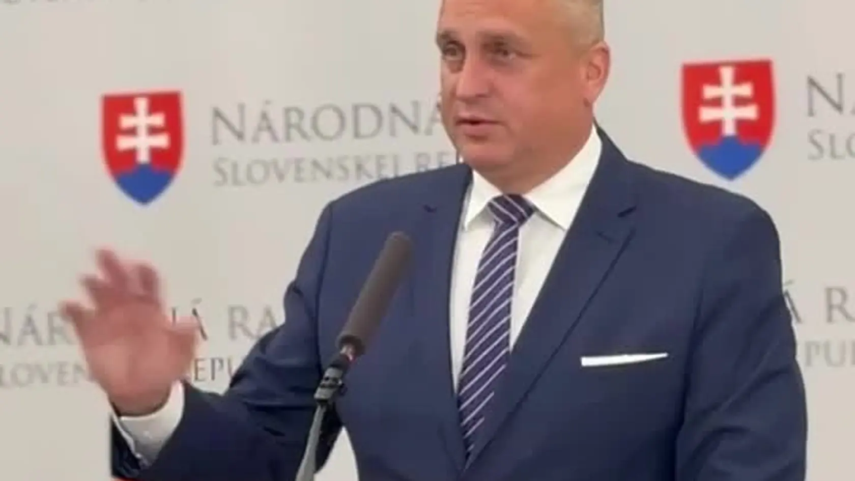 Podpredseda parlamentu a líder SNS Andrej Danko na tlačovej besede vo štvrtok 22. mája 2025 opäť kritizoval zavedenie transakčnej dane, napriek tomu, že s ňou v rámci koalície súhlasil.