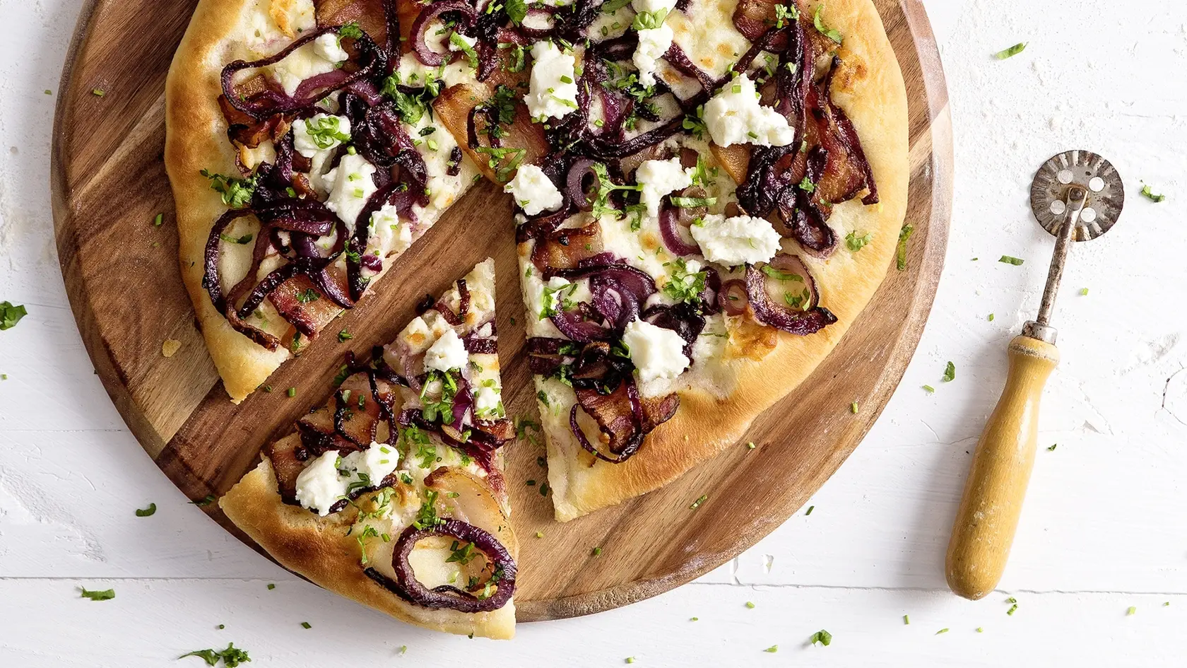 Bryndzová pizza s bylinkami
