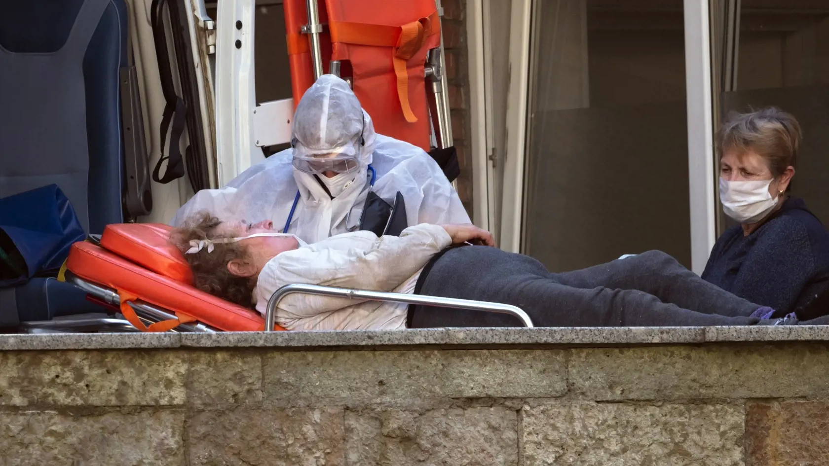 WA 15 Petrohrad - Záchranár v ochrannom odeve nakladá pacientku do sanitky, ktorá smeruje do nemocnice pre pacientov s ochorením COVID-19 v Petrohrade vo štvrtok 24. septembra 2020. Rusko zaznamenalo v piatok 108 úmrtí v dôsledku nákazy novým koronavírusom v priebehu posledných 24 hodín, čím celkový počet obetí pandémie v tejto krajine prekročil 20.000. Najvyššie počty nových nakazených sú v ruskom hlavnom meste Moskva, jeho okolitých oblastiach a v druhom najväčšom ruskom meste Petrohrad. FOTO