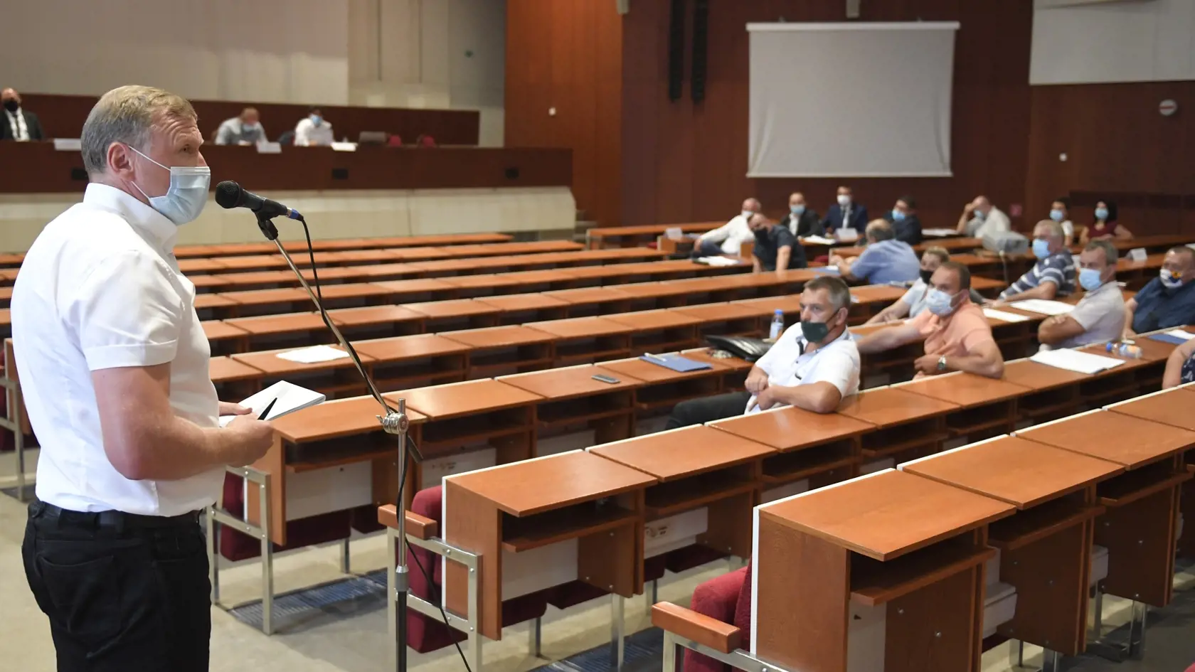 Na snímke vľavo generálny riaditeľ Východoslovenskej vodárenskej spoločnosti (VVS), a. s., Stanislav Hreha reční na pracovnom stretnutí akcionárov VVS, ktoré zvolalo mesto v Košiciach 24. augusta 2020. FOTO TASR – František Iván