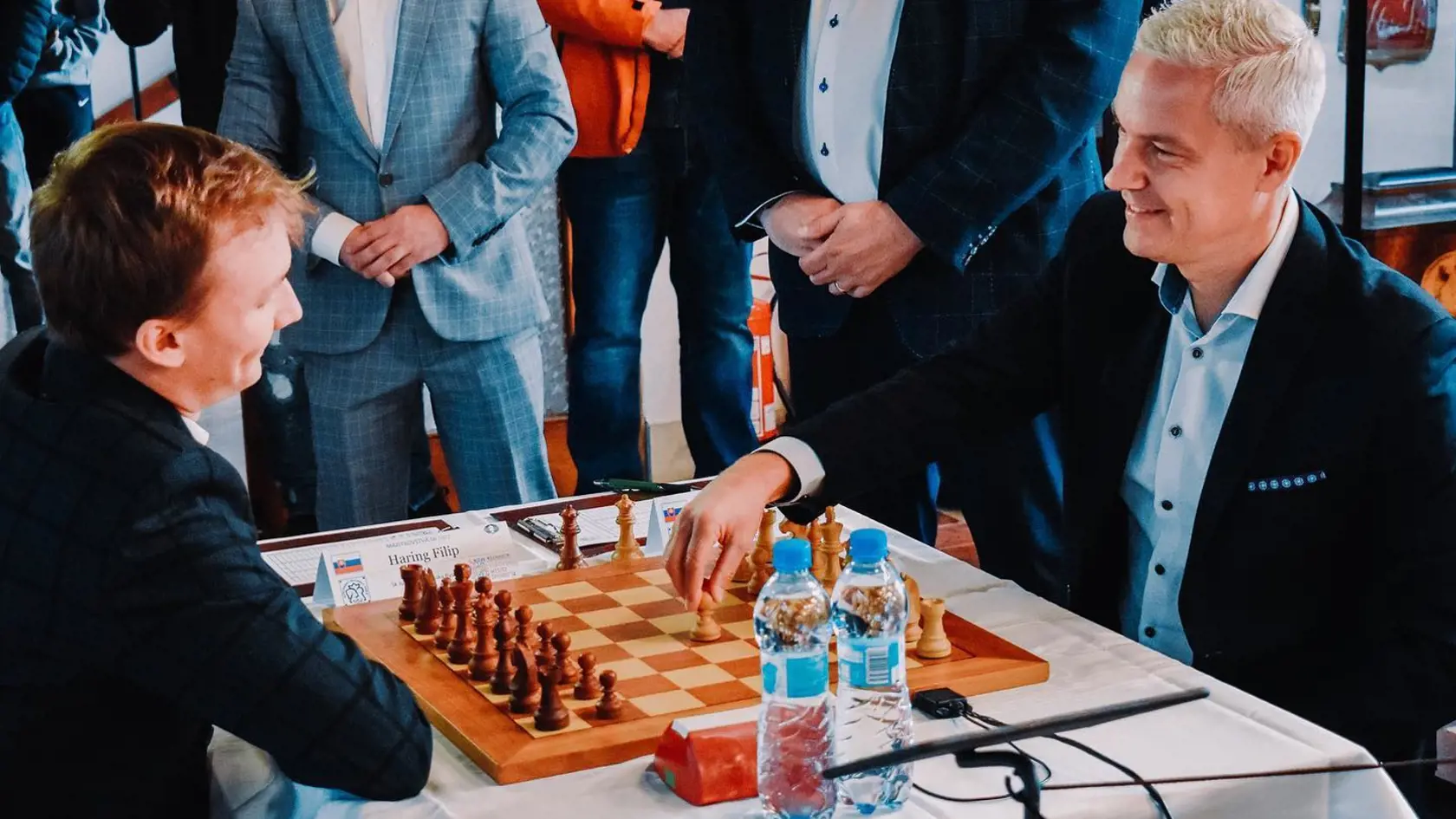 Poslanec Ján Ferenčák (primátor Kežmarku) si počas kampane strihol aj partičku šachu.