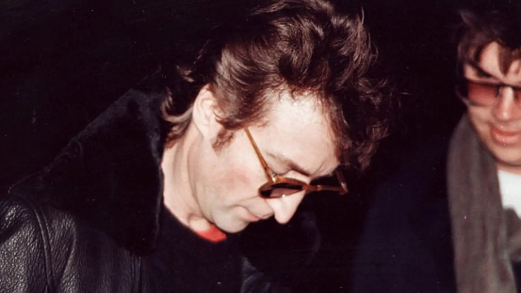 Jedna z najšokujúcejších a najnečakanejších smrtí prekvapila celý svet. Táto fotografia je vskutku výpovedná - John Lennon sa na nej podpisuje Markovi Chapmanovi, mužovi, ktorý ho o štyri hodiny na to zastrelil. Spevák zomrel mladý, len ako 40 ročný.