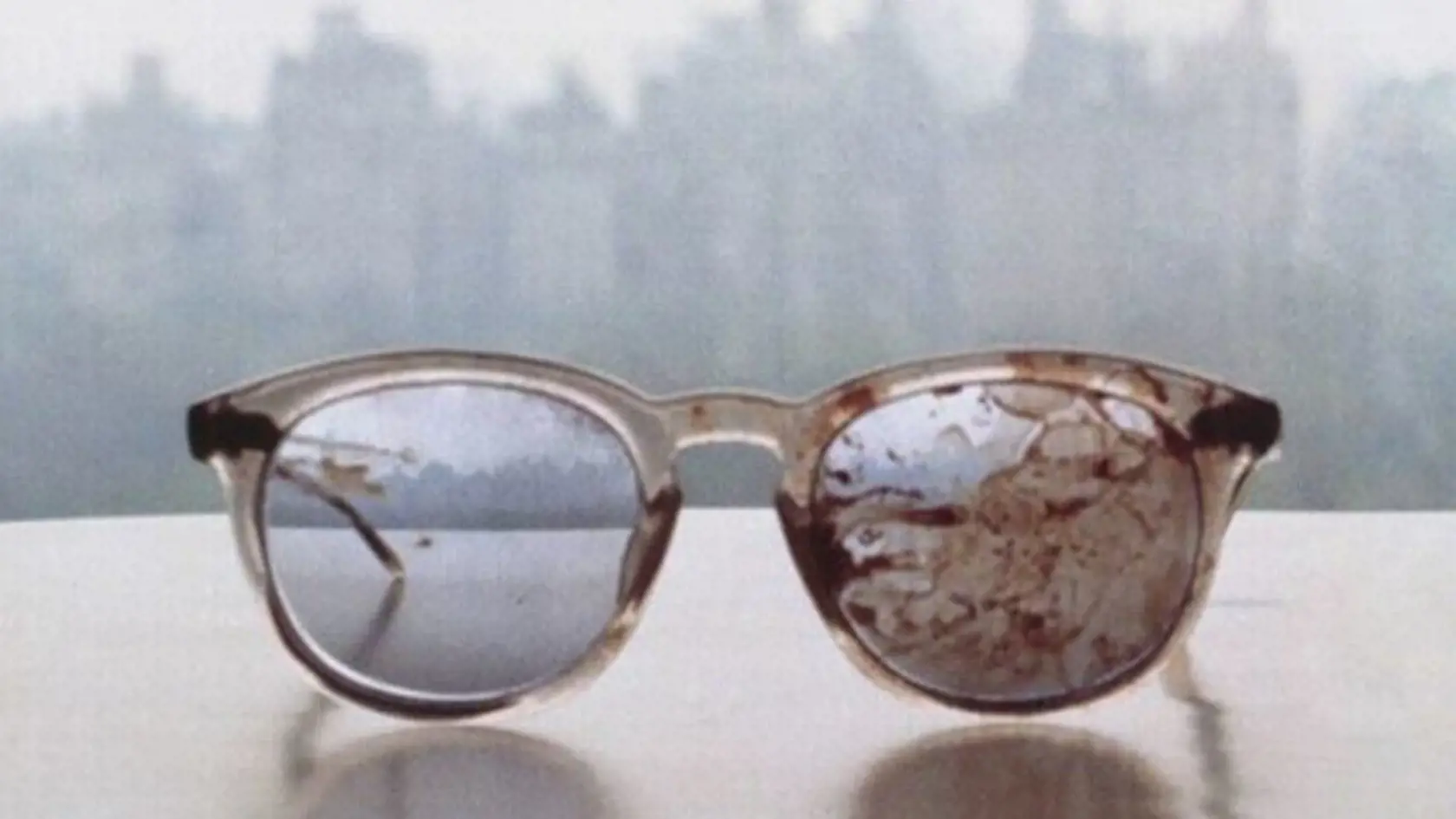 Tieto okuliare mal na sebe John Lennon keď ho v roku 1980 zastrelil Mark David Chapman. Zdroj foto: Imgur