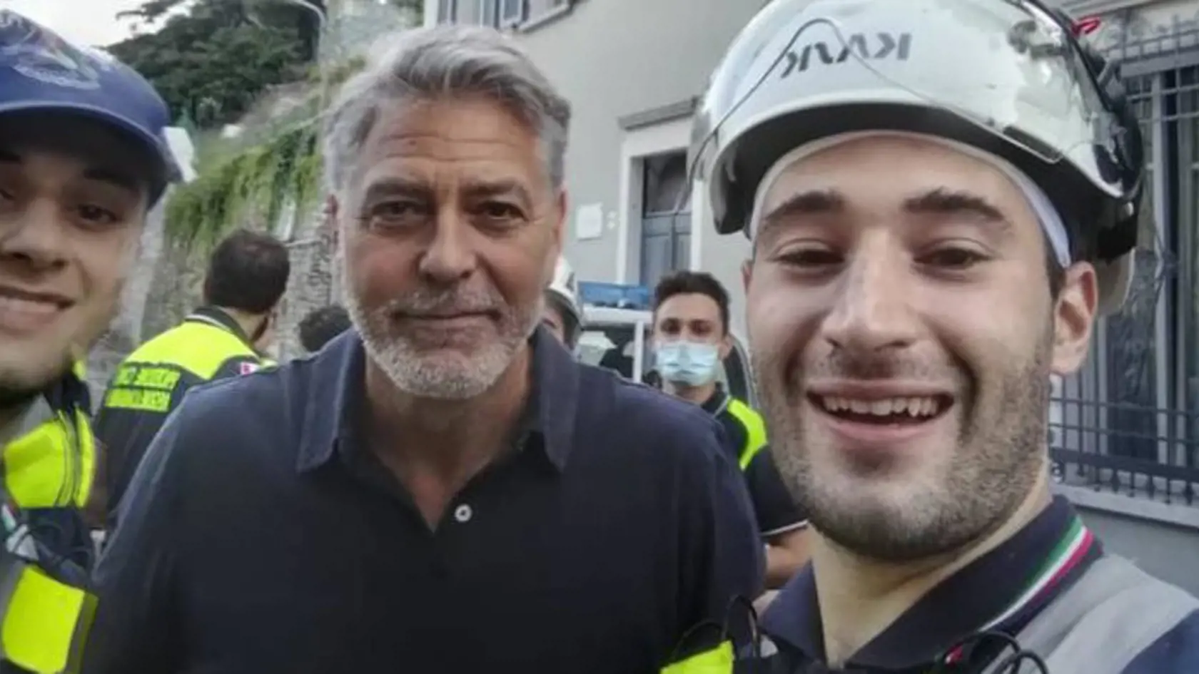 Pri hollywoodskej „striebornej líške“, hercovi Georgeovi Clooneym (60), zrejme stáli všetci svätí! Štyri domy v blízkosti jeho talianskej vily pri Comskom jazere totiž zrovnala prívalová voda so zemou, jeho ohromnej rezidencii sa akoby zázrakom nič nestalo.