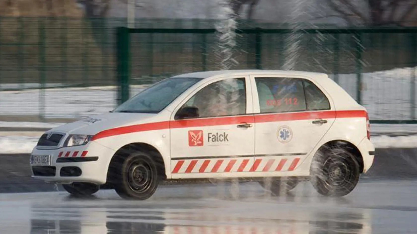 Šoféri záchrannej služby si vyskúšali jazdu v sťažených podmienkach v škole šmyku.