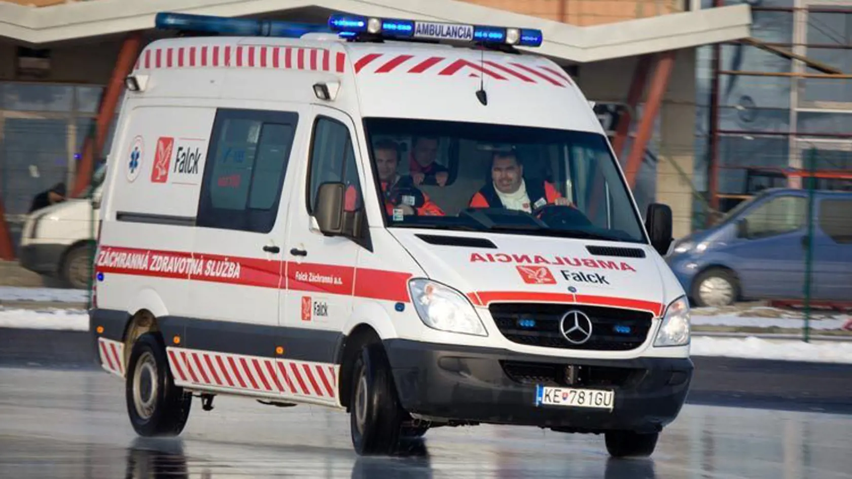 Šoféri záchrannej služby si vyskúšali jazdu v sťažených podmienkach v škole šmyku.