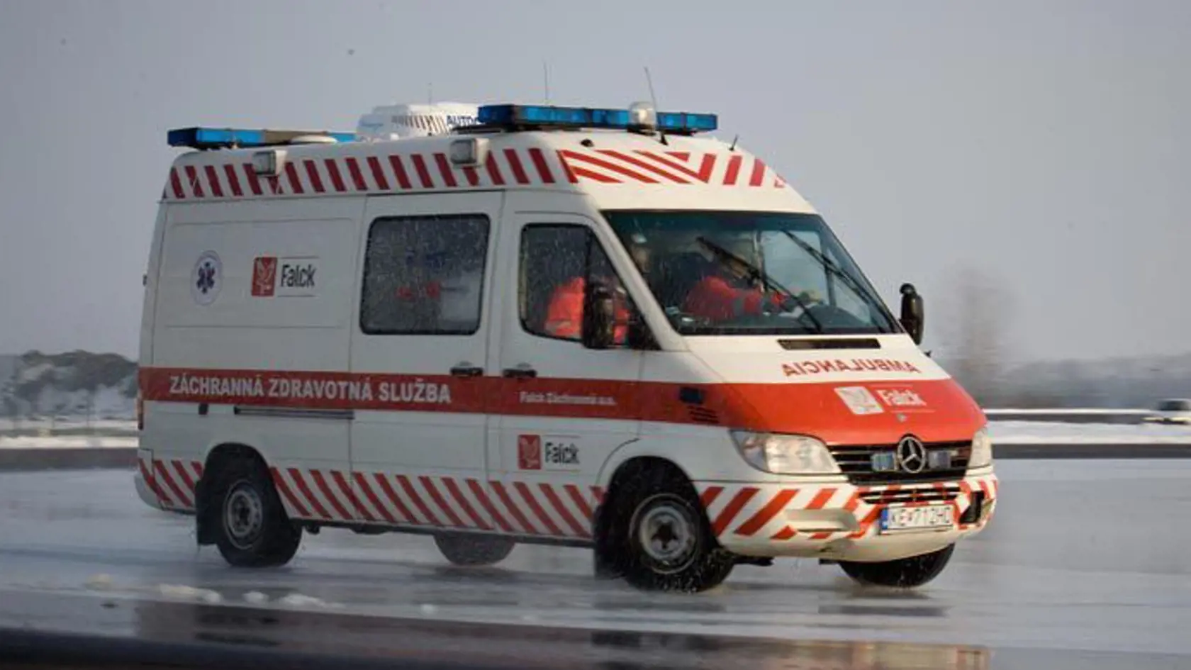 Šoféri záchrannej služby si vyskúšali jazdu v sťažených podmienkach v škole šmyku.