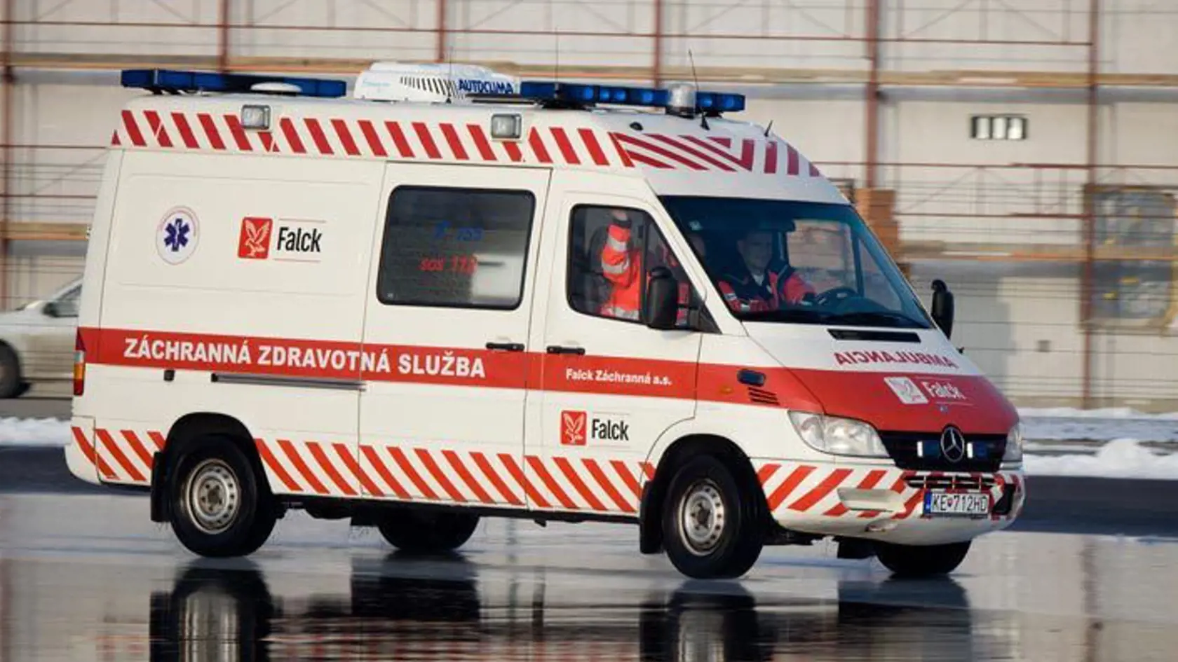 Šoféri záchrannej služby si vyskúšali jazdu v sťažených podmienkach v škole šmyku.