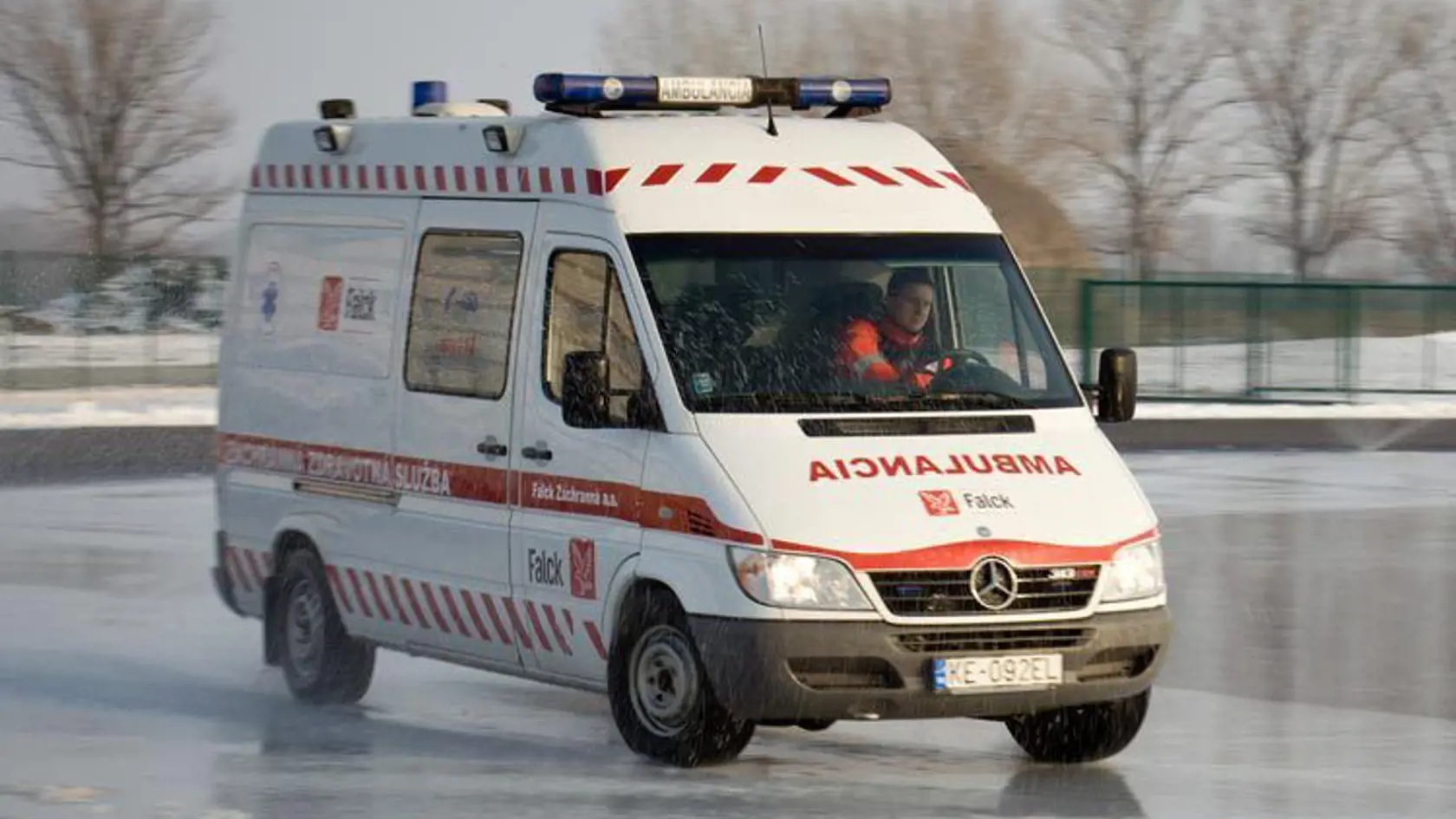 Šoféri záchrannej služby si vyskúšali jazdu v sťažených podmienkach v škole šmyku.