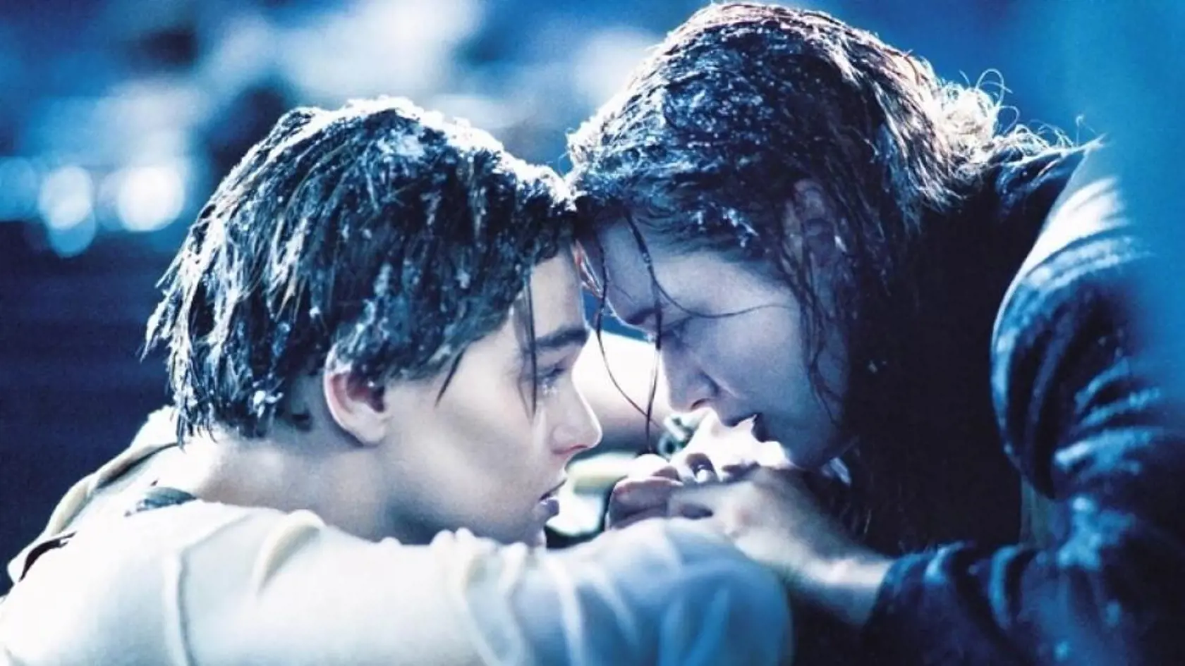 Film o potopení Titanicu zožal kritiku aj pre smrť DiCapriovej postavy, ktorá zomrela skutočne zbytočne. Na drevenú časť dverí by sa totiž bez problémov zmestil okrem Rose aj Jack, zachrániť sa tak mohli obaja.