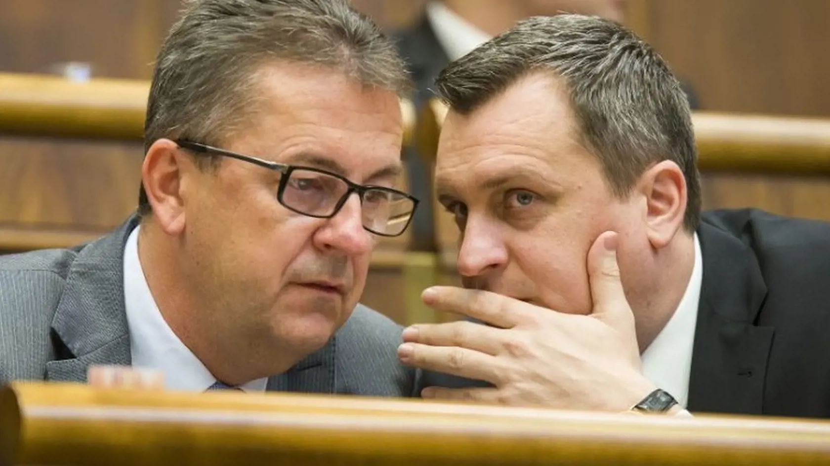 Ináč sa nebavia: Andrej Danko sa asi politikárčeniu už priučil. S bývalým ministrom obrany Martinom Glváčom hovorí iba so zakrytými ústami.