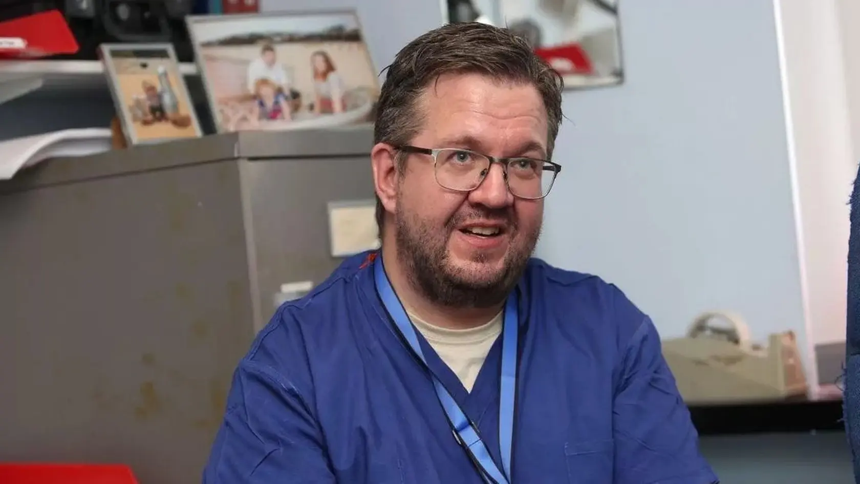 Chirurg Neil Hopper prišiel o nohy v roku 2019.
