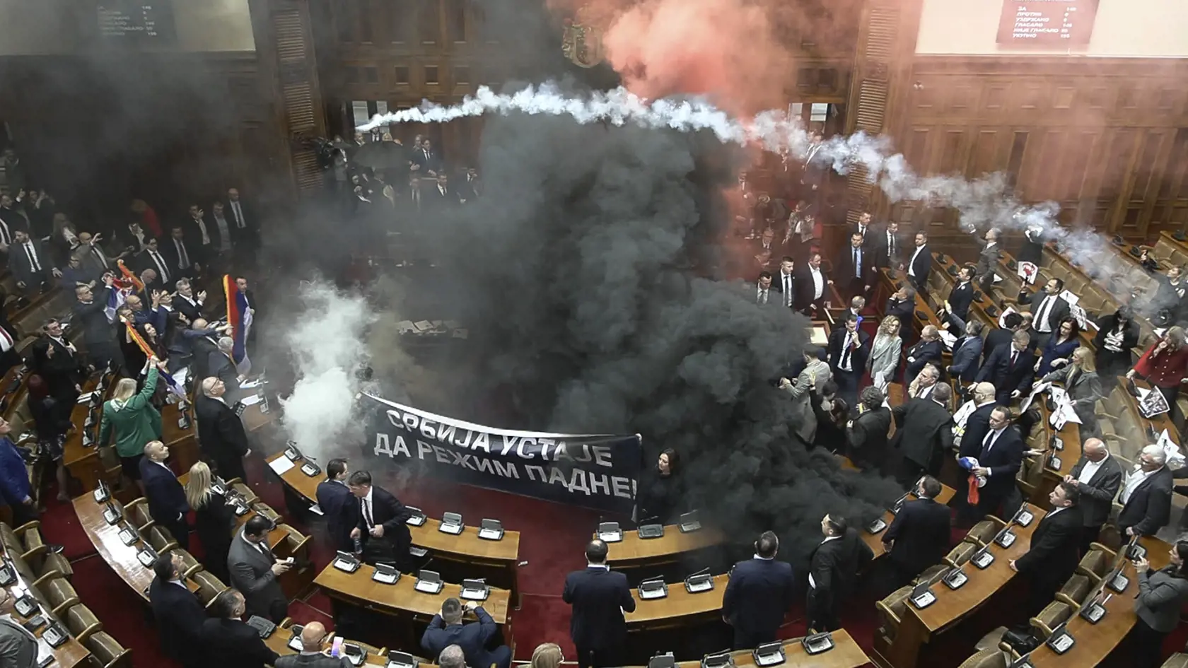 Zasadnutie srbského parlamentu narušila opozícia so svetlicami.
