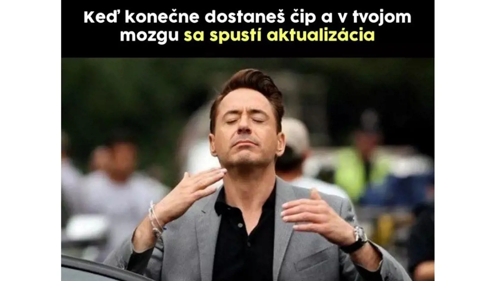 Takto blaho vraj podľa srandistov vyzerá ten, ktorý bol pri očkovaní aj začipovaný...
