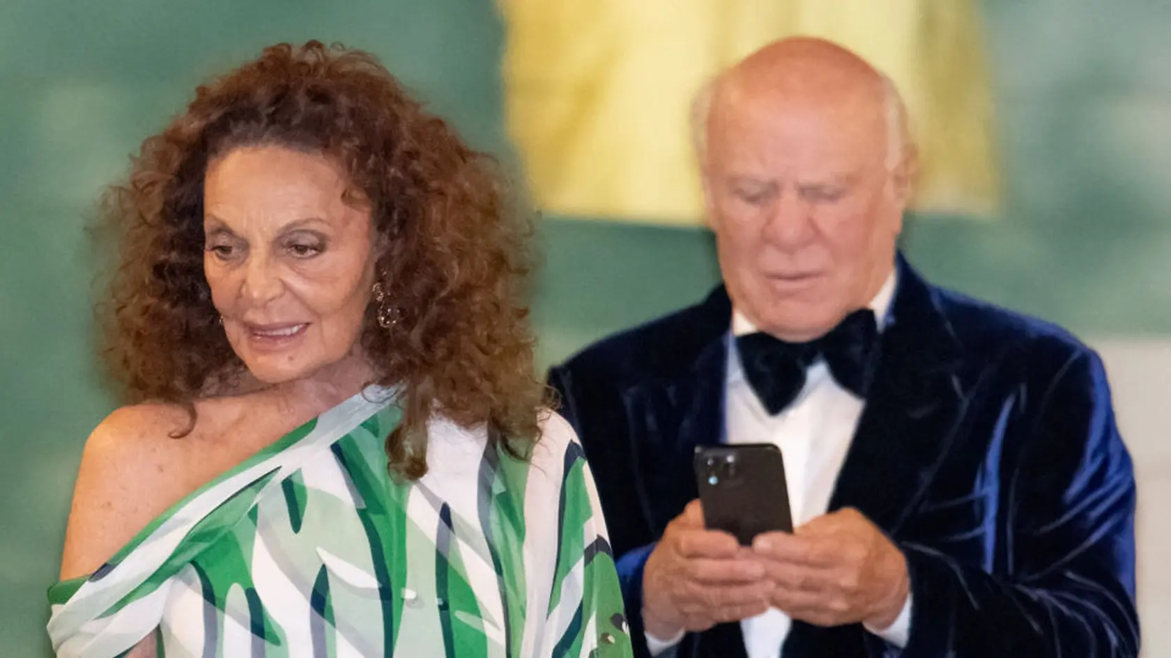 Vo veku 83 rokov sa miliardár Barry Diller rozhodol zveriť svetu intímne detaily zo svojho života. V eseji pre New York Magazine s názvom Pravda o nás po všetkých tých rokoch, ktorá vyšla pred vydaním jeho pamätí Who Knew (Kto by to bol povedal), otvorene priznal, že počas života prežil aj vzťahy s mužmi.