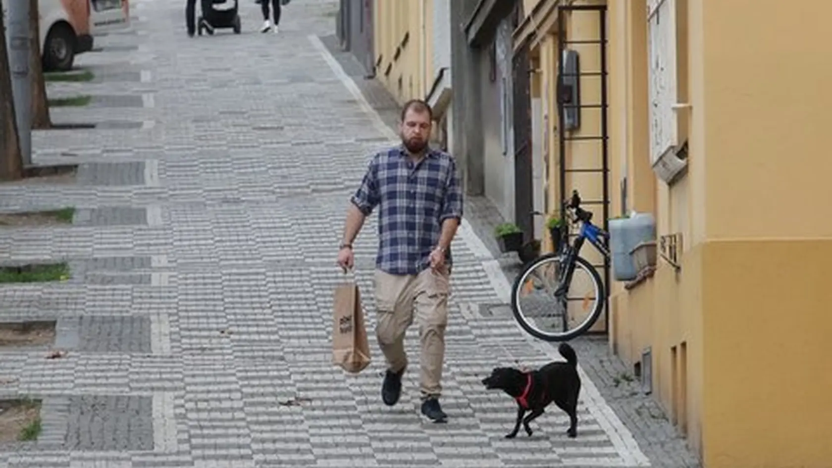 Krátko po poludní sa Aničkin priateľ Matěj ešte vybral vyvenčiť fenku Jindřišku.