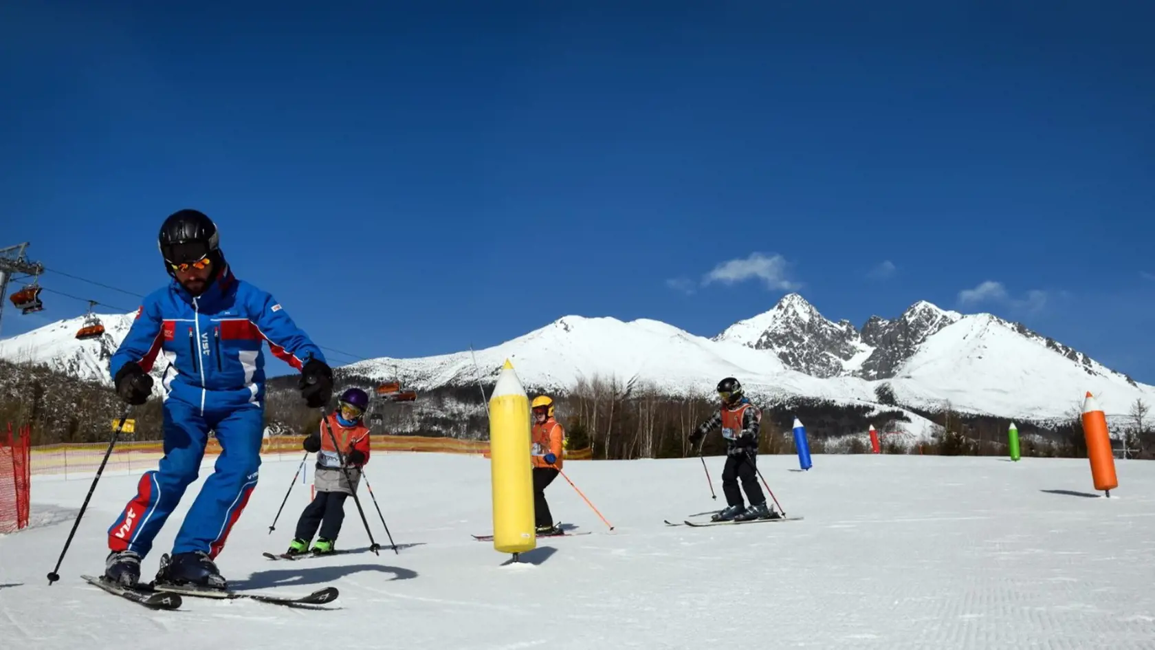 V dennej prevádzke je až do nedele najvyššie položená zjazdovka v Lomnickom sedle v stredisku Tatranská Lomnica, cez víkend privítajú lyžiarov ešte aj zjazdovky na Štrbskom Plese a v Jasnej.