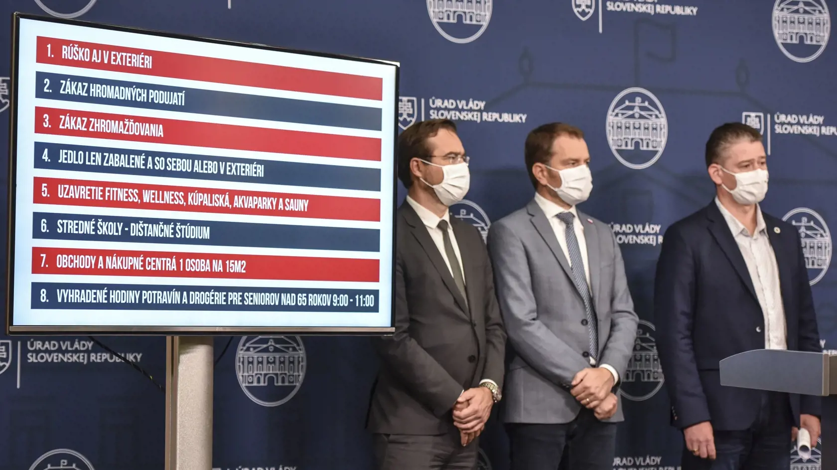Na snímke zľava minister zdravotníctva SR Marek Krajčí, predseda vlády SR Igor Matovič, minister vnútra SR Roman Mikulec prezentujú súhrn nových protiepidemických opatrení, ktoré prijal ústredný krízový štáb SR a ktoré nadobudnú platnosť od 15. októbra, počas tlačovej konferencie po zasadnutí ústredného krízového štábu SR, 11. októbra 2020 v Bratislave. Medzi ne bude patriť povinnosť nosiť rúško aj v exteriéri, zákaz hromadných podujatí, zákaz zhromažďovania sa, reštaurácie budú môcť podávať len