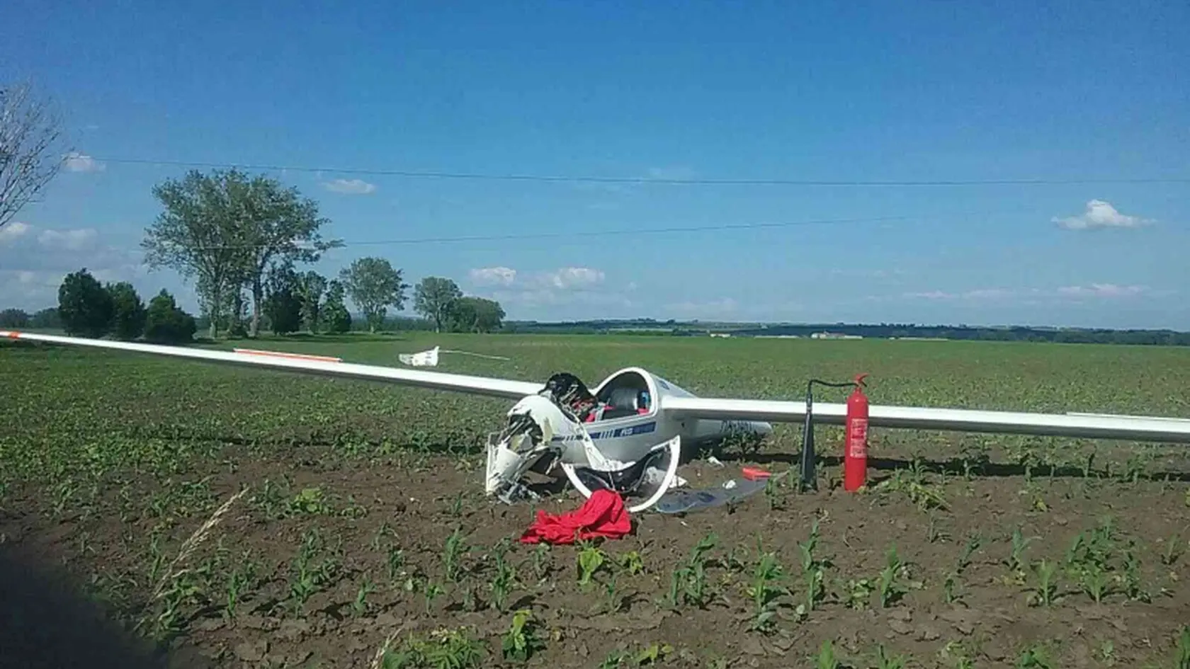 Do poľa za obcou Veľký Kýr v okrese Nové Zámky spadlo bezmotorové športové lietadlo.