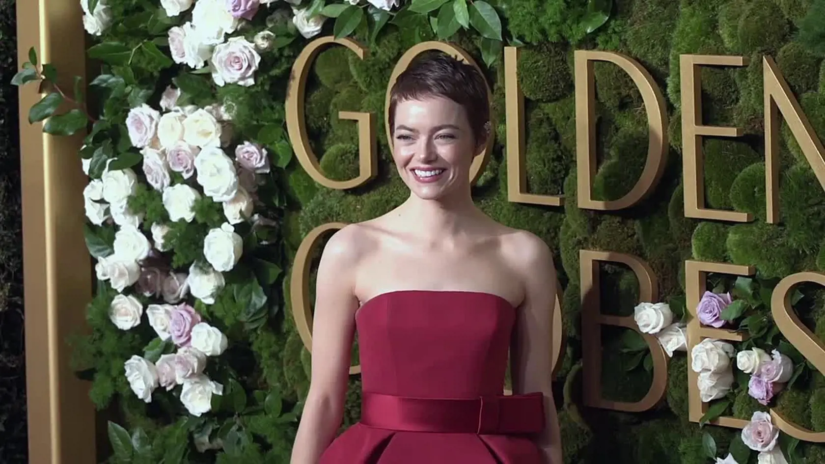 Emma Stone, dvojnásobná držiteľka Oscara, prekvapila svojím novým vzhľadom na tohtoročnom udeľovaní Zlatých glóbusov v Los Angeles. Tridsaťšesťročná herečka odložila svoje dlhé ikonické ryšavé vlasy a ukázala sa s pútavým krátkym pixie účesom.