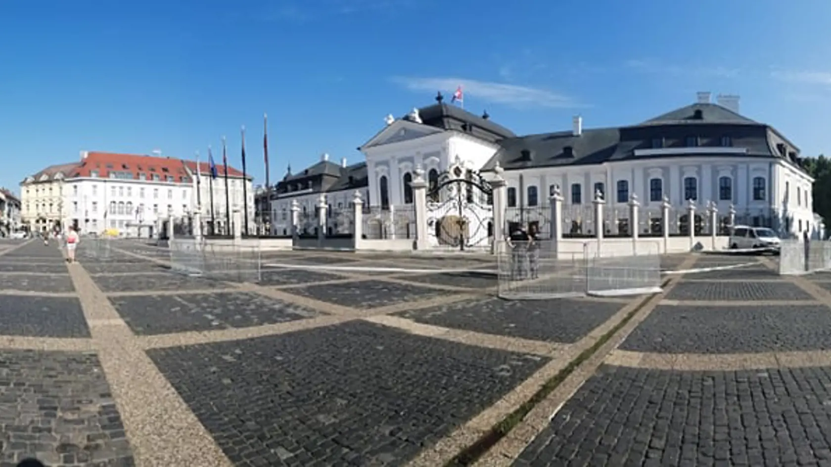 Protest, ktorý zvolala mimoparlamentná strana Progresívne Slovensko sa koná vo vyhradenej a oplotenej zóne. Vstup je kontrolovaný, dnu sa dostanú iba ľudia s negatívnym výsledkom testu alebo zaočkovaní. Na snímke začiatok protestu, na miesto postupne prichádzajú ľudia.