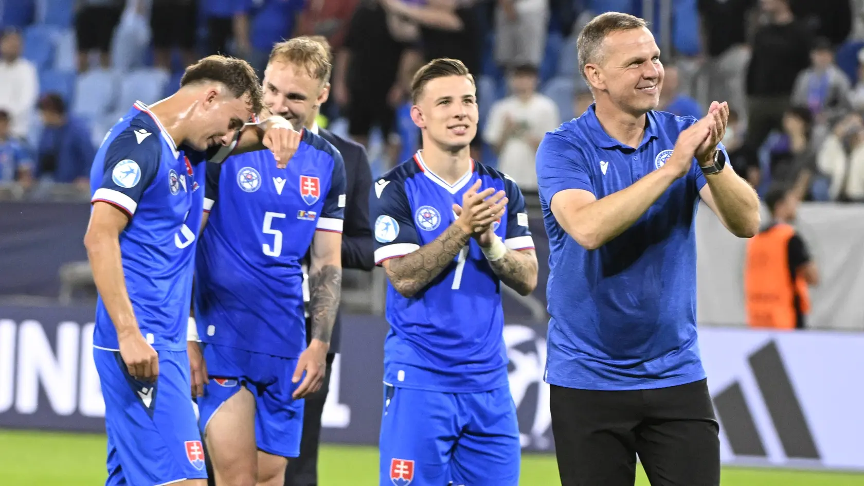 Na snímke vpravo tréner Slovenska Jaroslav Kentoš spolu s hráčmi ďakujú divákom.