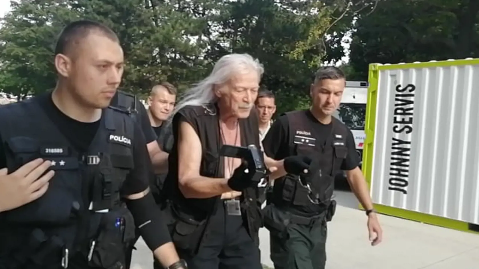 Pred miestom protestu sa objavil aj youtuber Rudolf Vaský, z miesta ho odviedli policajti.
